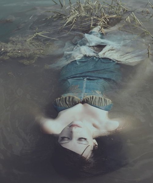 Девушка растворяется