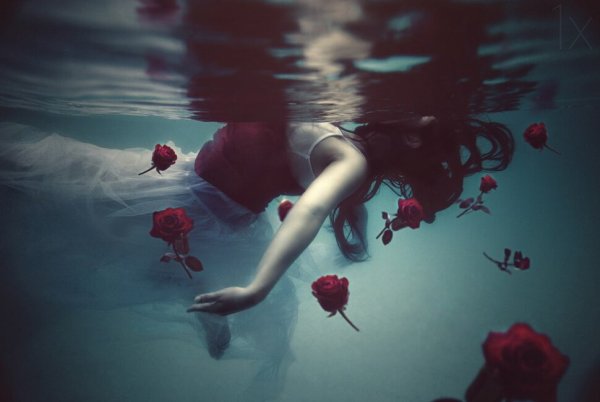 Девушка тонет в воде