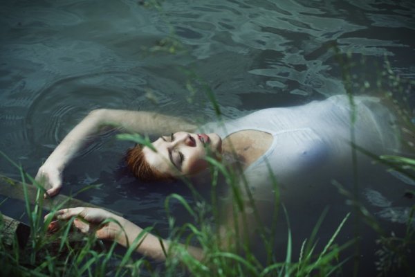 Тонет в воде