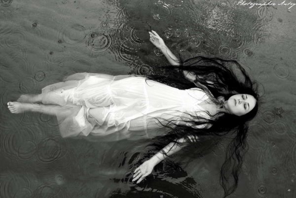 Девушка с кровью под водой