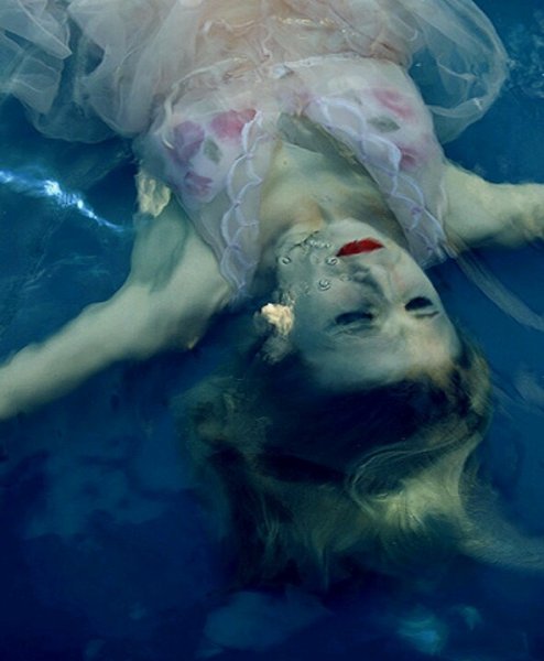 Тонущий человек под водой