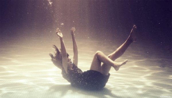 Девушка в воде