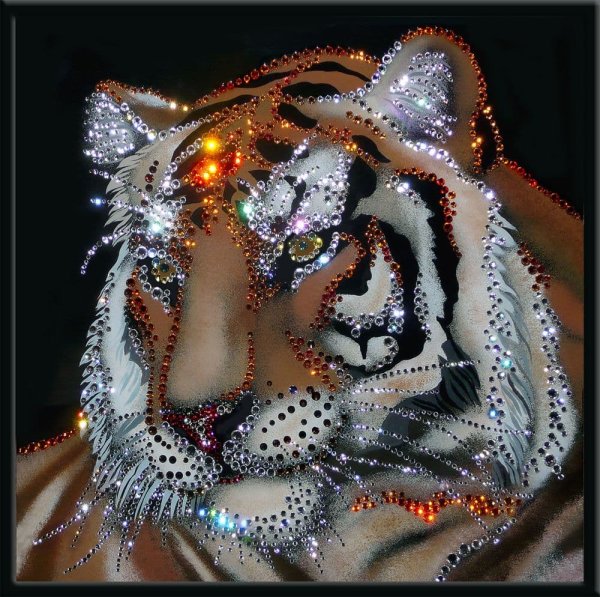 Инкрустация стразами вышивки