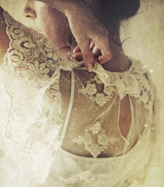 Девушка в старинном кружевном платье