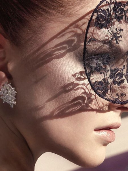 Женщина в кружевной маске