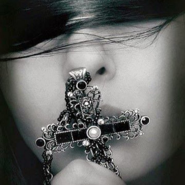 Красивый крестик для девушки