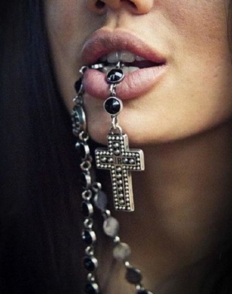 Серьги кресты на девушке