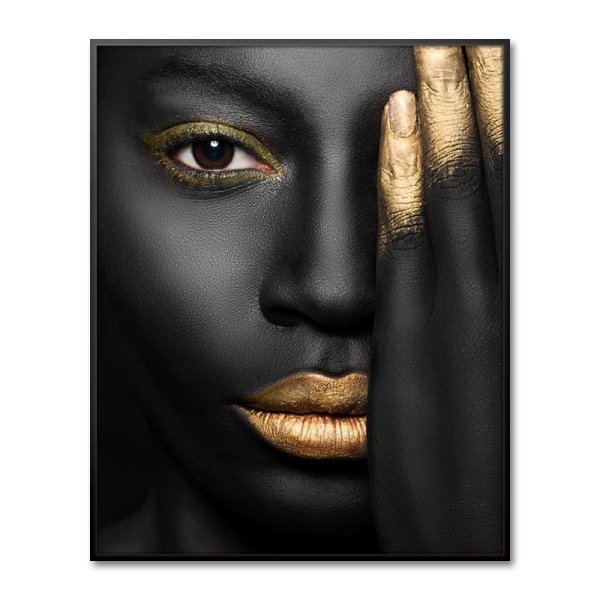 Черная девушка в золоте