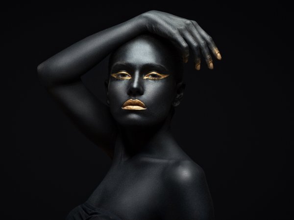 Девушка в черной краске