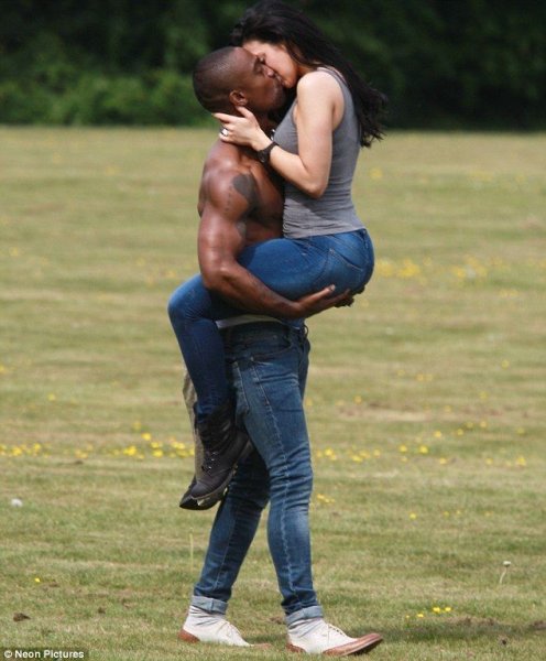 Негр обнимает девушку