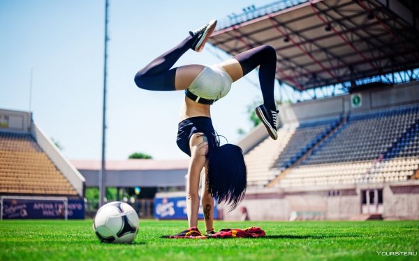 Девушка на стадионе с мячом