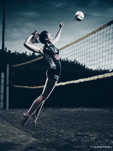 Девушка с волейбольным мячом