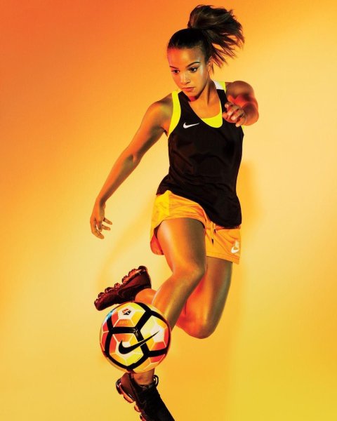 Девочка футболистка