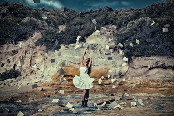 Девушка бросающая камень