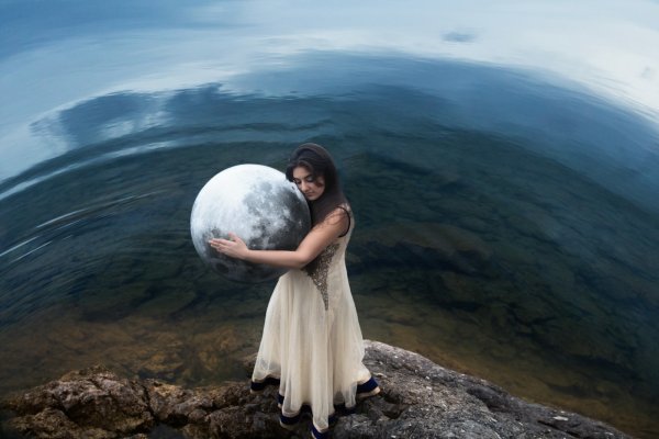 Девушка лежит на Камне