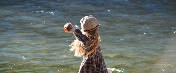 Человек толкает камень