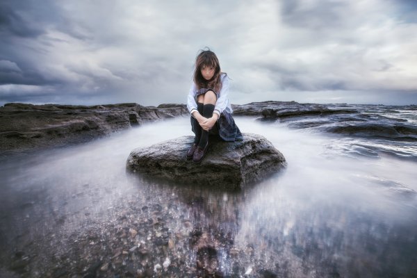 Девушка в платье в грязи