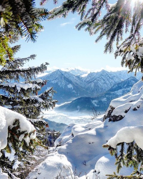 Снежная зима в горах