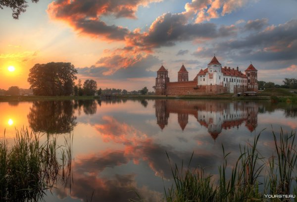 Мирский замок в Белоруссии осенью