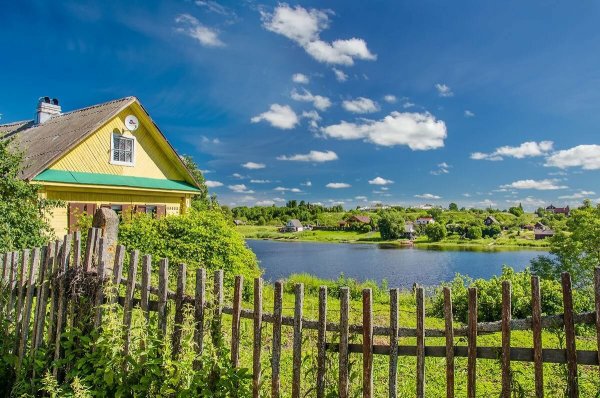 Деревенский домик летом