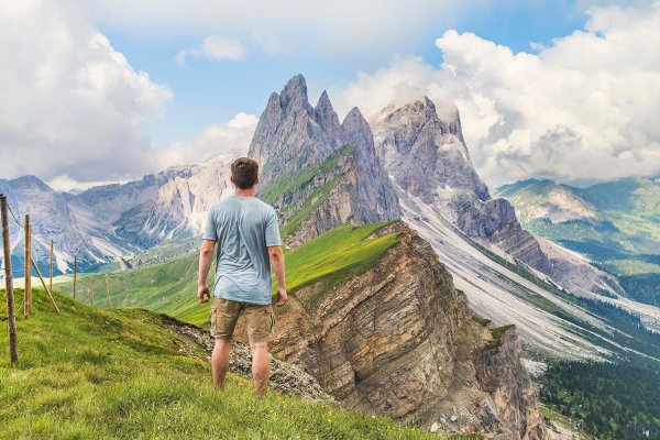 Красивые горы и человек