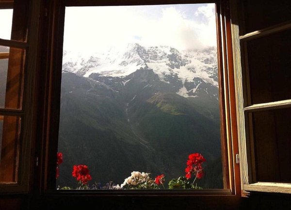 Вид из окна на горы