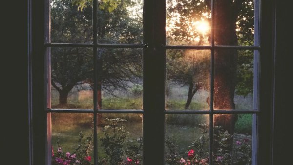 Окно с видом на озеро