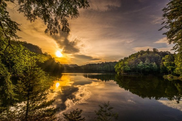 Солнце пейзаж с рекой