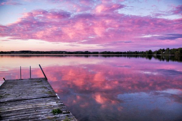 Розовый закат на реке