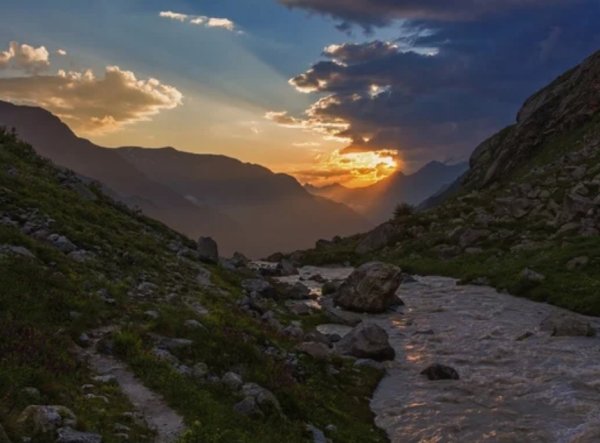 Кавказские горы ущелье