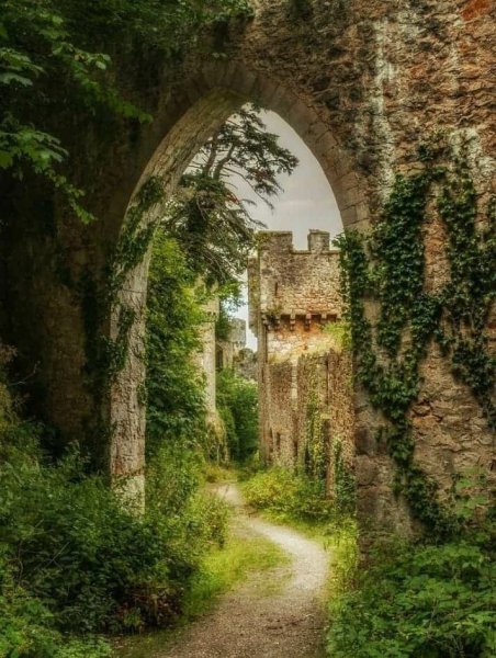 Gwrych, Великобритания