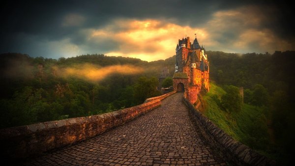 Замок Эльц в тумане