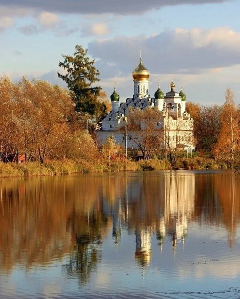 Храм Николая Чудотворца у реки в Подмосковье