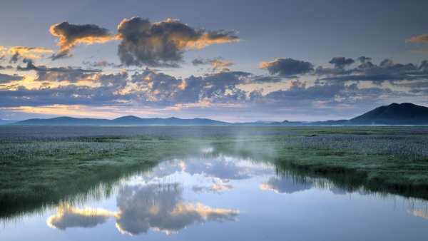 Озеро и облака