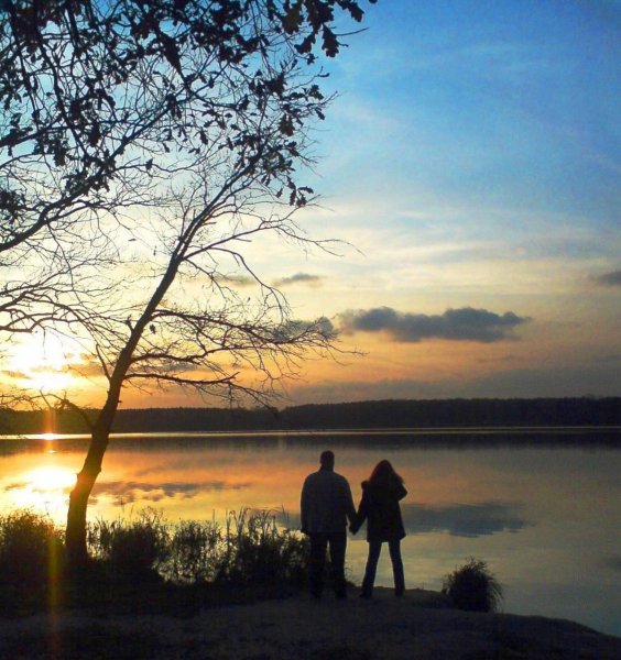 Двое на берегу реки