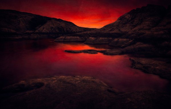 Черно красный пейзаж