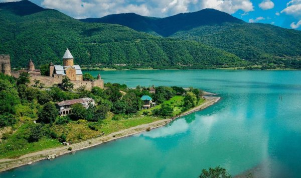 Ананури Грузия море