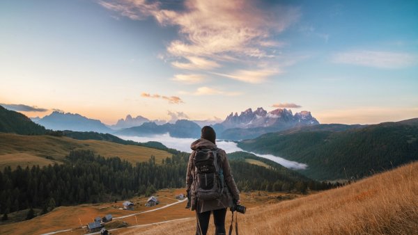 Путешественник на фоне гор