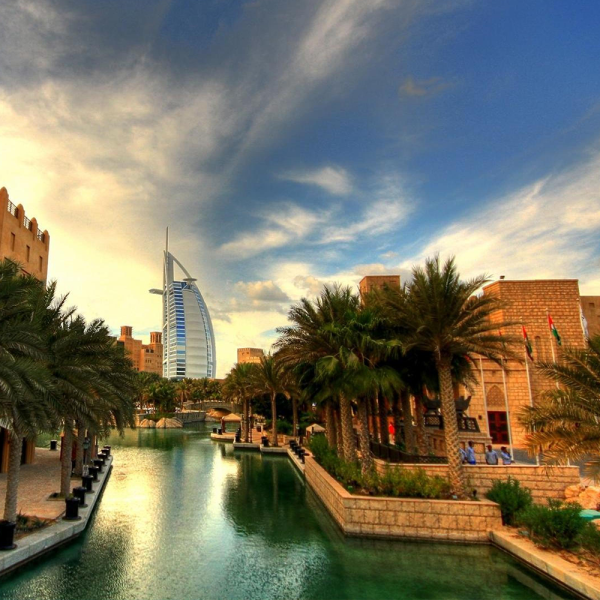 Отель в Дубае с рекой