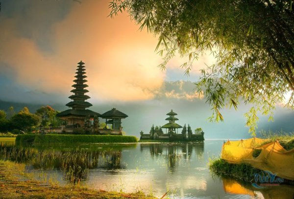 Храм Пура улун дану на озере братан, Индонезия