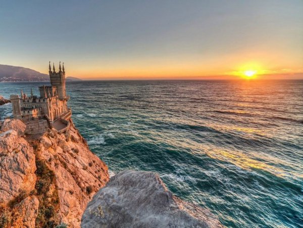 Ласточкино гнездо в Крыму на рассвете