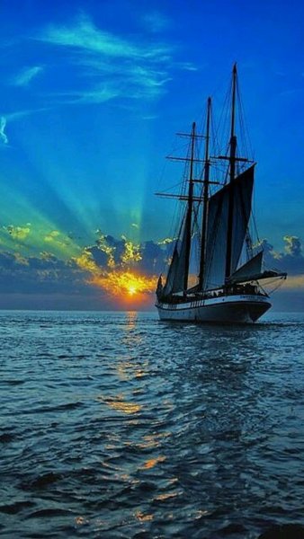 Корабль на закате