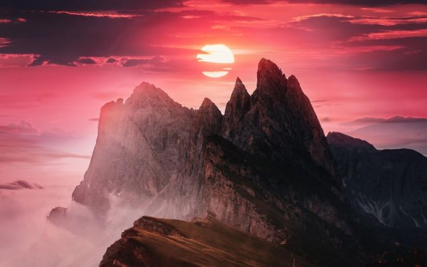 Красивый закат в горах