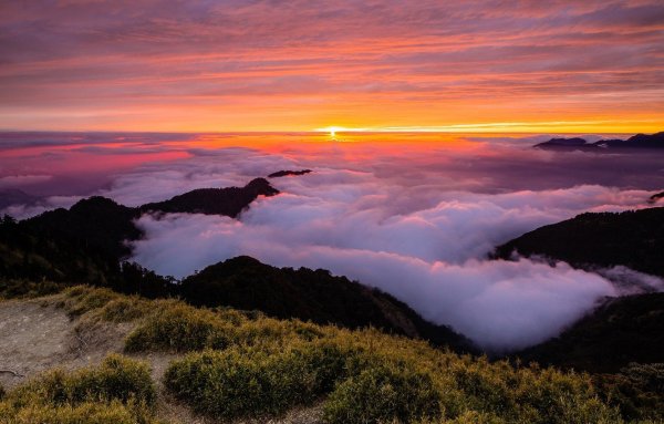 Красивый закат в горах