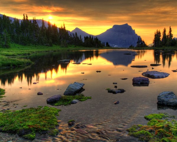 Горы река закат