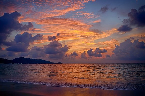 Красивый закат над морем