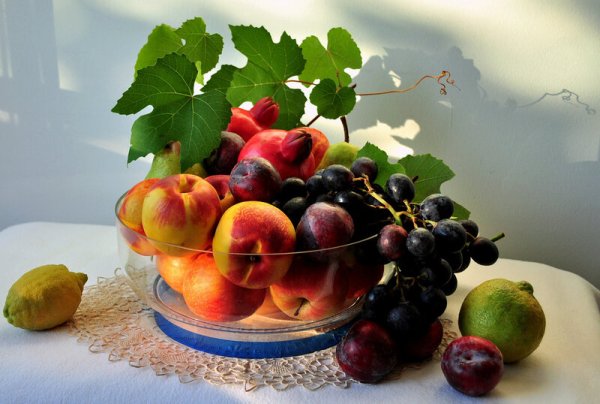 Натюрморт с фруктами и ягодами