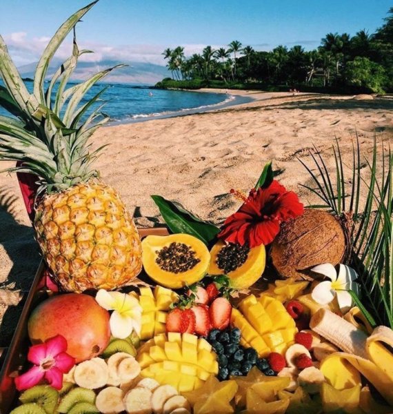Фрукты на пляже