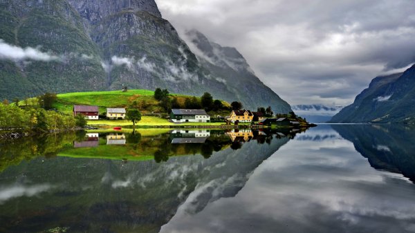 Домик в лесу у озера Норвегия