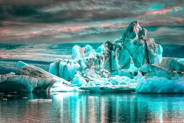 Ледник в море